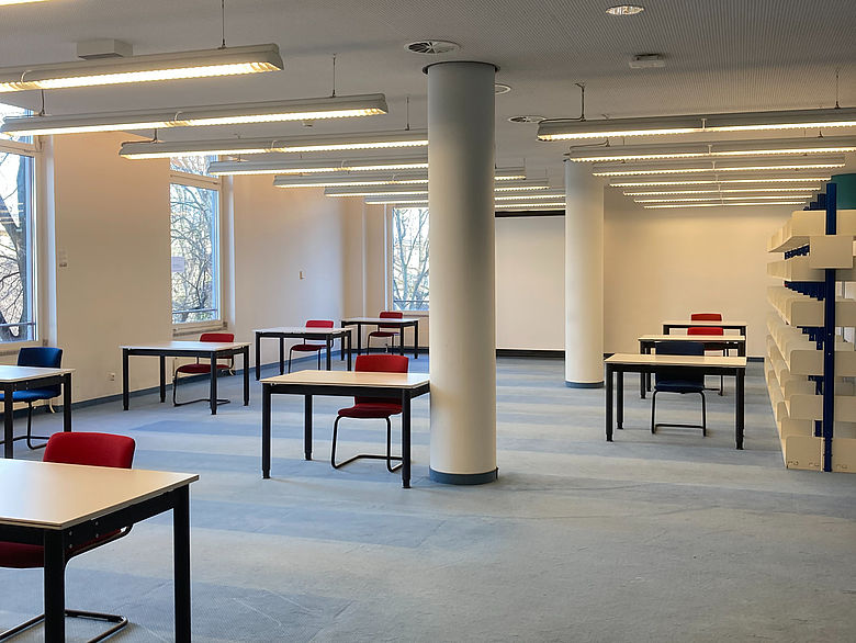 Lesesaal von ZB MED am Standort Köln mit Lern- und Arbeitsplätzen