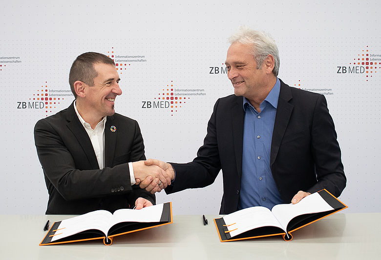 Franck Vazquez (Director of Partnerships of Frontiers) and Prof. Dr. Dietrich Rebholz-Schuhmann (Scientific Director ZB MED) shaking hands