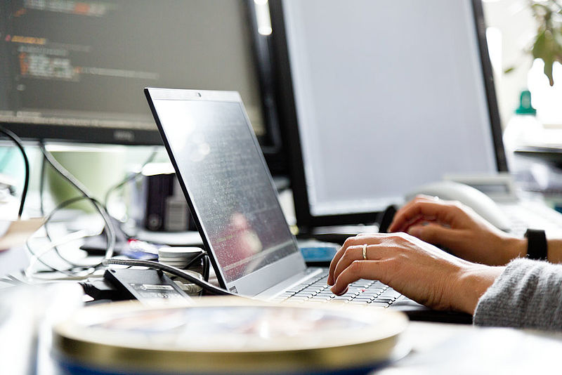 Symbolbild Data Steward - Arbeit mit Forschungsdaten am Computerarbeitsplatz