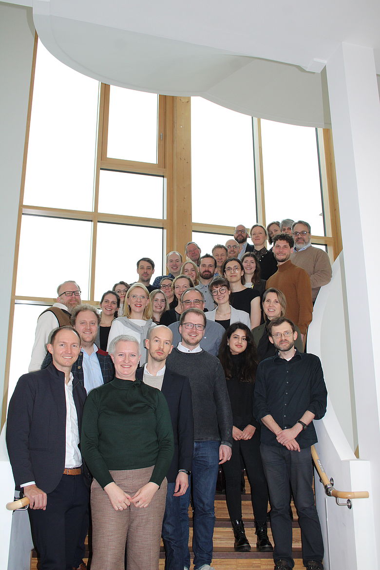 Gruppenfoto, ca. 30 Personen stehen auf einer Treppe