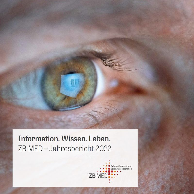 Cover des ZB MED-Jahresberichtes mit dem Titel: Information. Wissen. Leben. ZB MED-Jahresbericht 2022. Auf dem Cover ist ein Auge in Nahaufnahme zu sehen, in dem sich ein Computerbildschirm spiegelt.