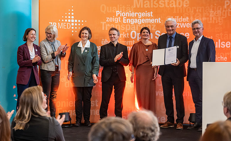 Franziska Fischer (Kfm. Gesch&auml;ftsf&uuml;hrerin), Juliane Fluck (stellv. Wiss. Direktorin), Ursula Arning (Leitung PB OS), Konrad F&ouml;rstner (Leitung PB DSS), Miriam Albers (Leitung Bibl., komm.), Dietrich Rebholz-Schuhmann (Wiss. Direktor), Frank Mentrup (OB Karlsruhe)